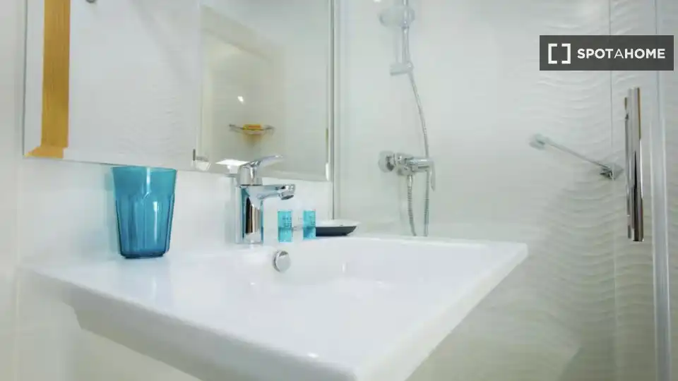 Bathroom of Study for share in Málaga  with Air Conditioner, Heating and Terrace