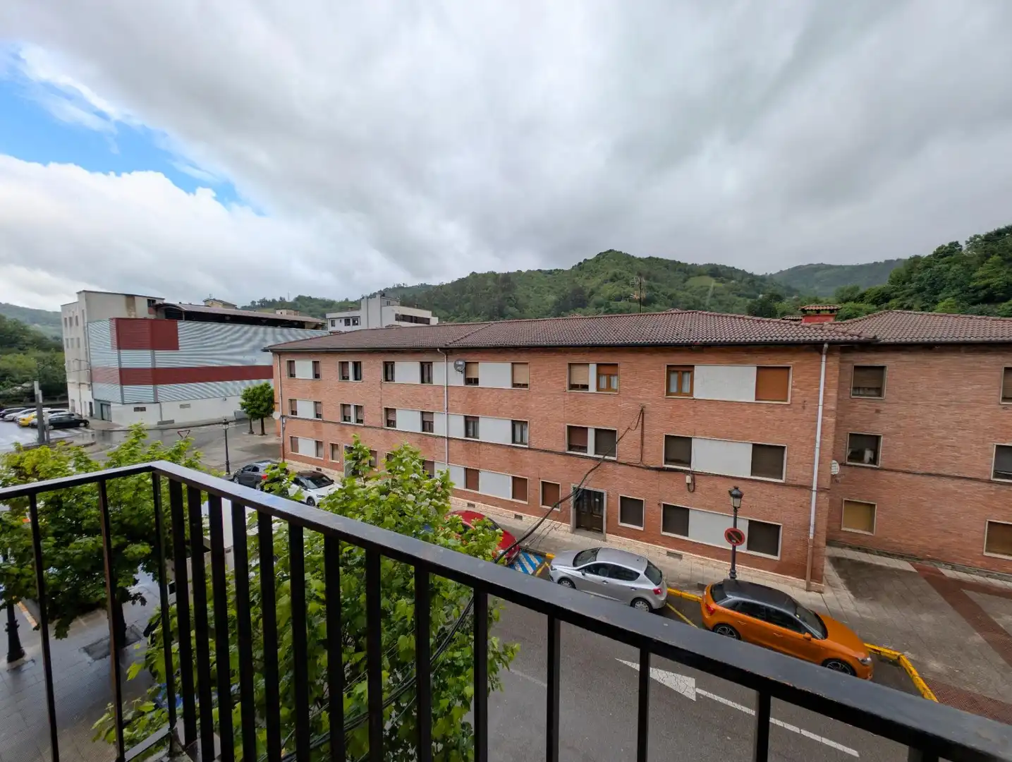 Vista exterior de Piso en venta en San Martín del Rey Aurelio con Calefacción, Trastero y Balcón