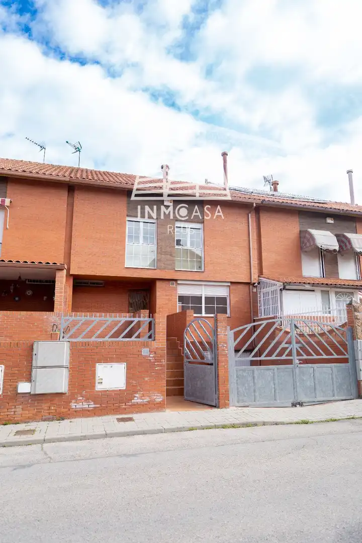 Vista exterior de Casa adosada en venta en Mejorada del Campo con Calefacción, Jardín privado y Terraza