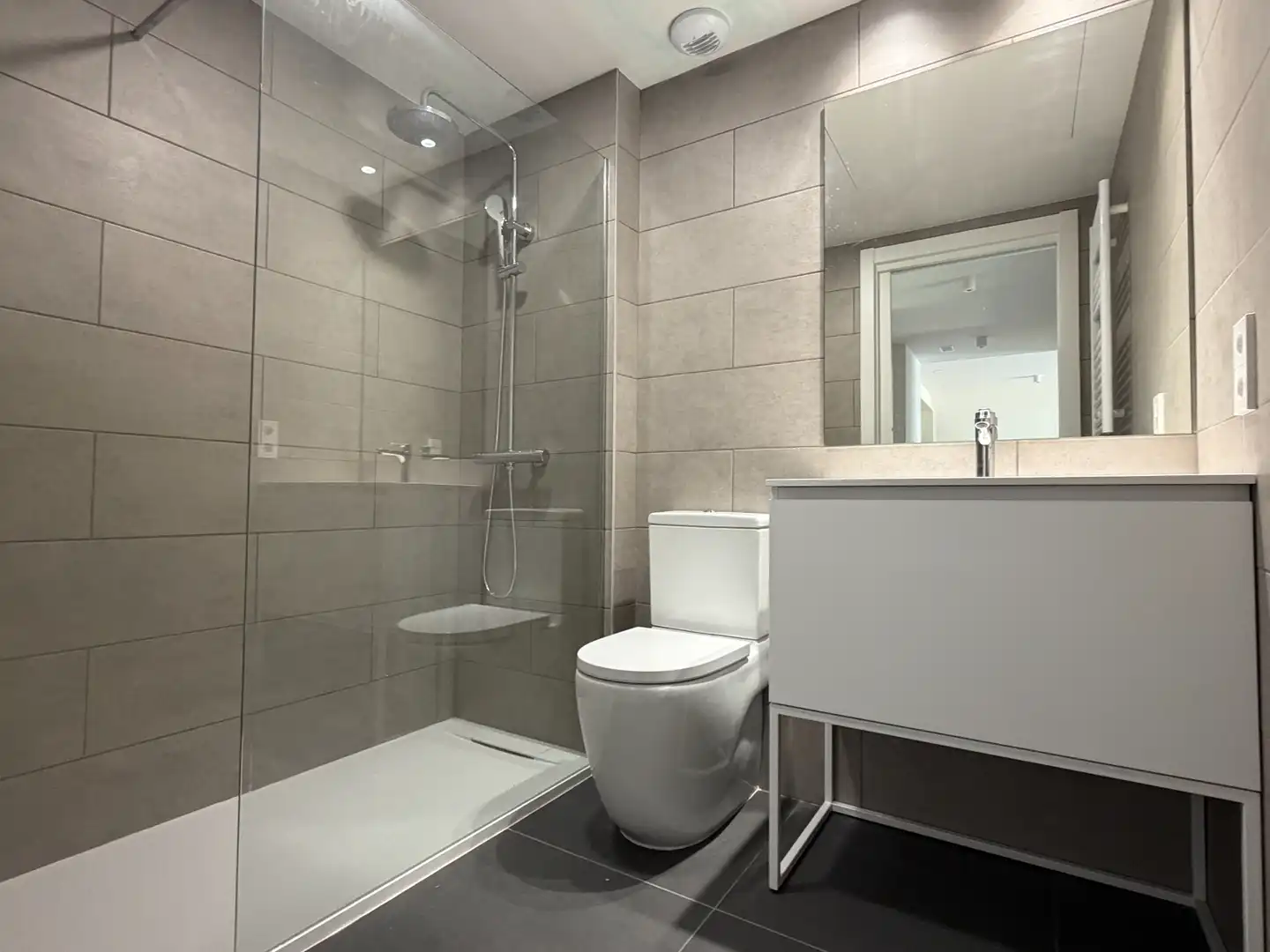 Bathroom of Flat for rent in Tiana  with Air Conditioner, Heating and Parquet flooring