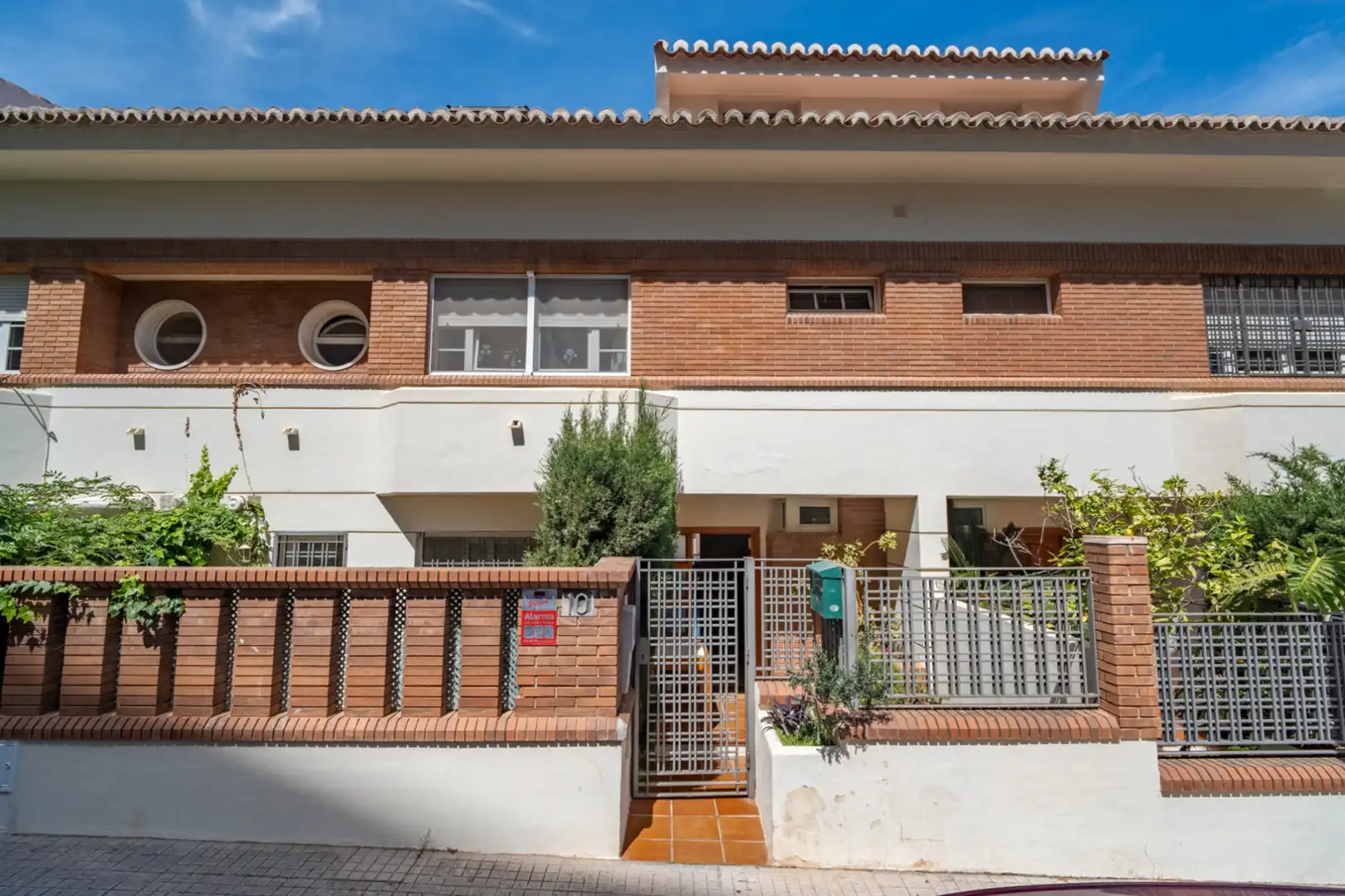 Vista exterior de Casa adosada en venda en Málaga amb Aire condicionat, Traster i Piscina