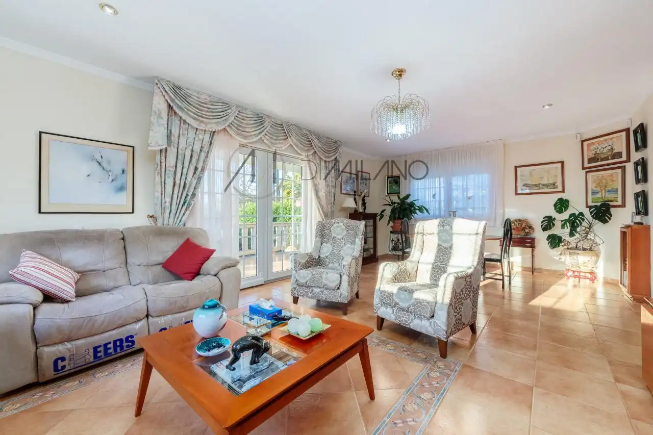 Sala d'estar de Casa o xalet en venda en Nigrán amb Calefacció, Jardí privat i Terrassa