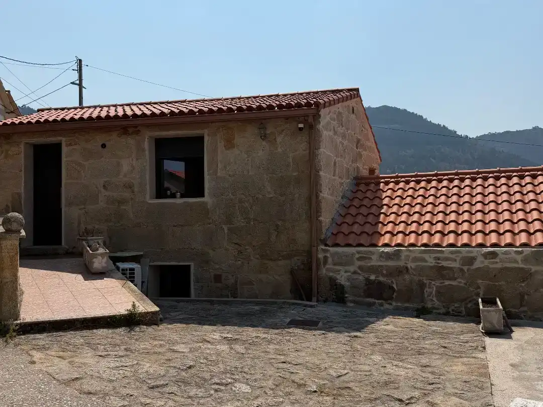 Vista exterior de Casa adosada en venda en Oia amb Aire condicionat