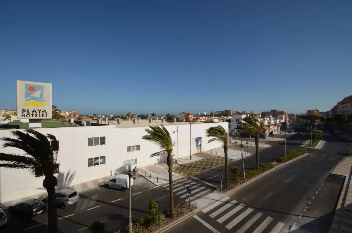 Vista exterior de Piso de alquiler en Roquetas de Mar con Terraza, Amueblado y Piscina comunitaria