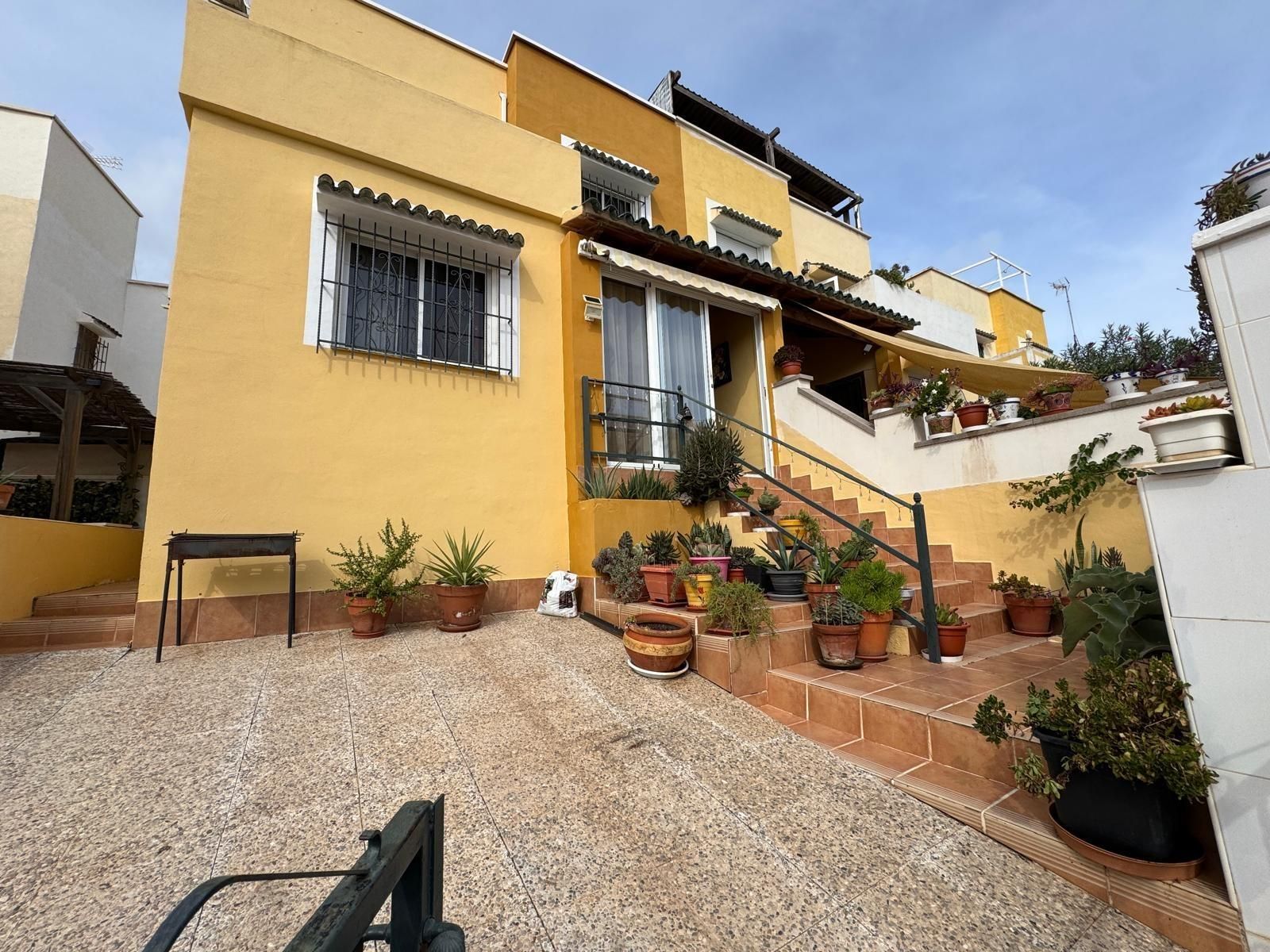 Vista exterior de Casa adosada en venda en Orihuela amb Aire condicionat, Calefacció i Jardí privat