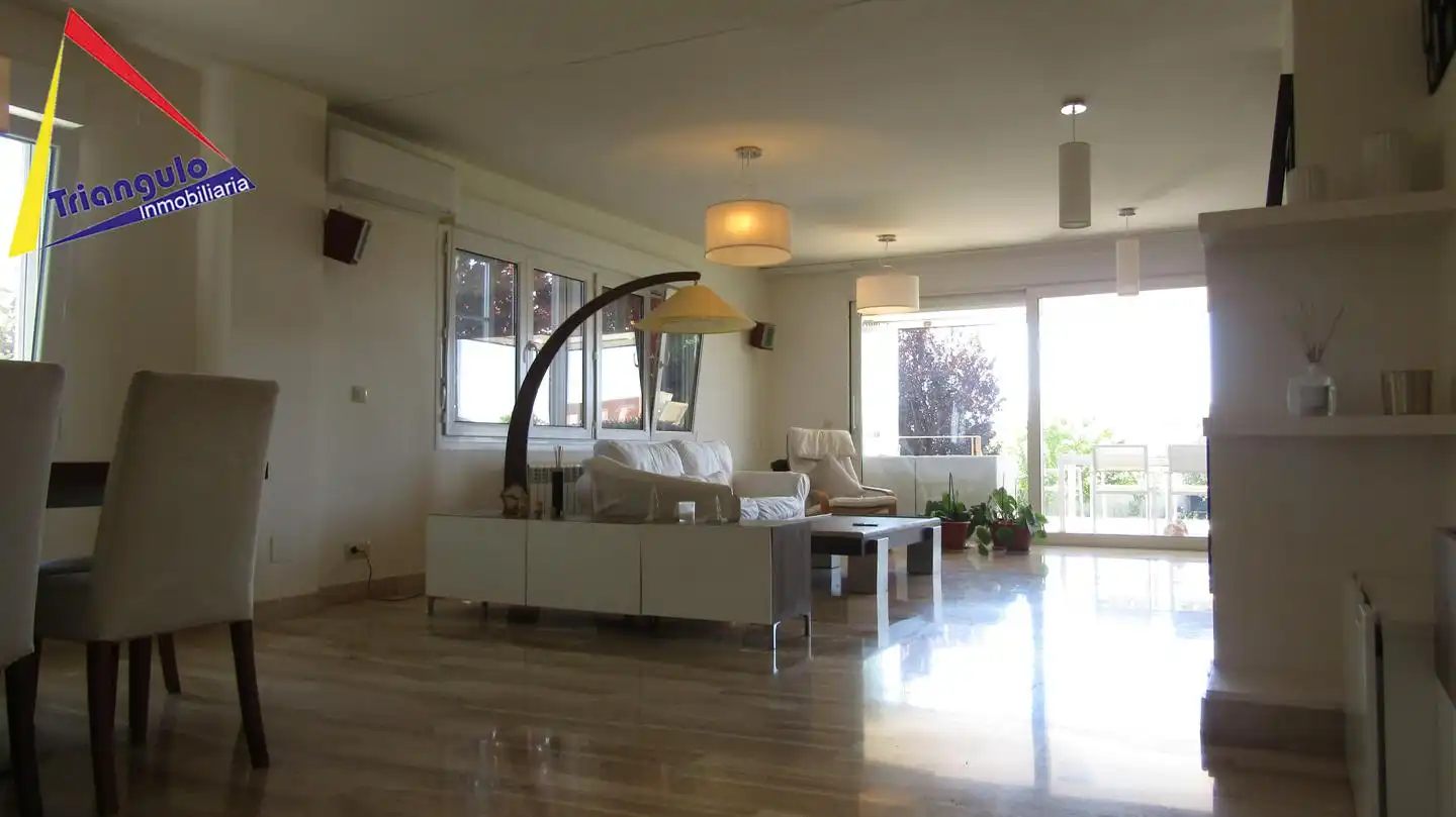Sala d'estar de Casa adosada en venda en Encinillas amb Calefacció, Jardí privat i Terrassa