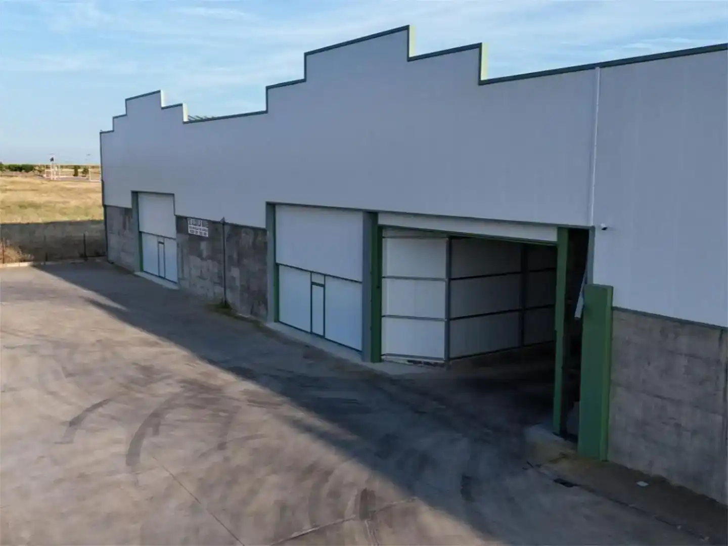 Außenansicht von Fabrikhallen zur Miete in Valdefuentes del Páramo
