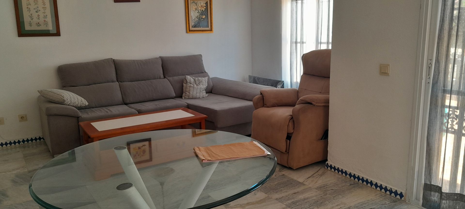 Sala d'estar de Casa adosada en venda en Manilva amb Terrassa, Forn i Piscina comunitària