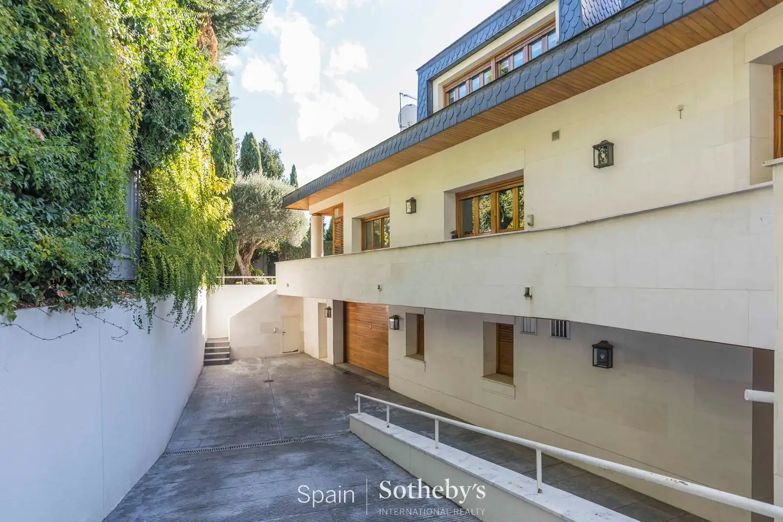 Vista exterior de Casa o chalet en venta en Madrid con Calefacción, Jardín privado y Piscina