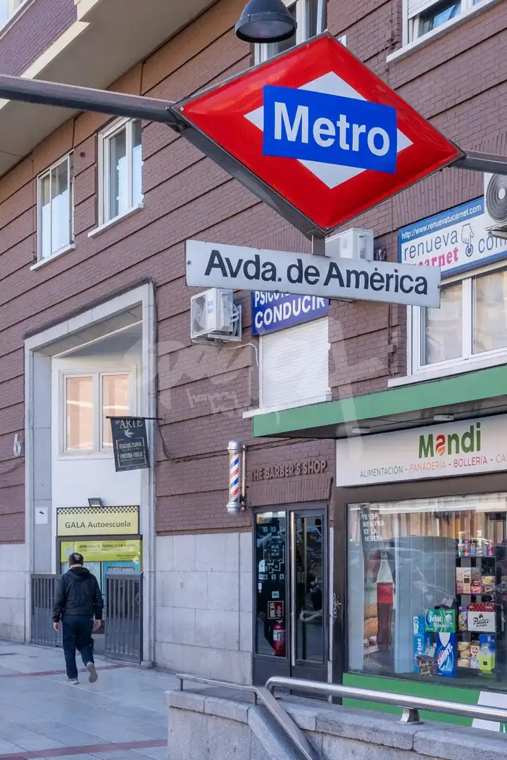 Außenansicht von Geschaftsraum zur ubertragung in Madrid mit Möbliert