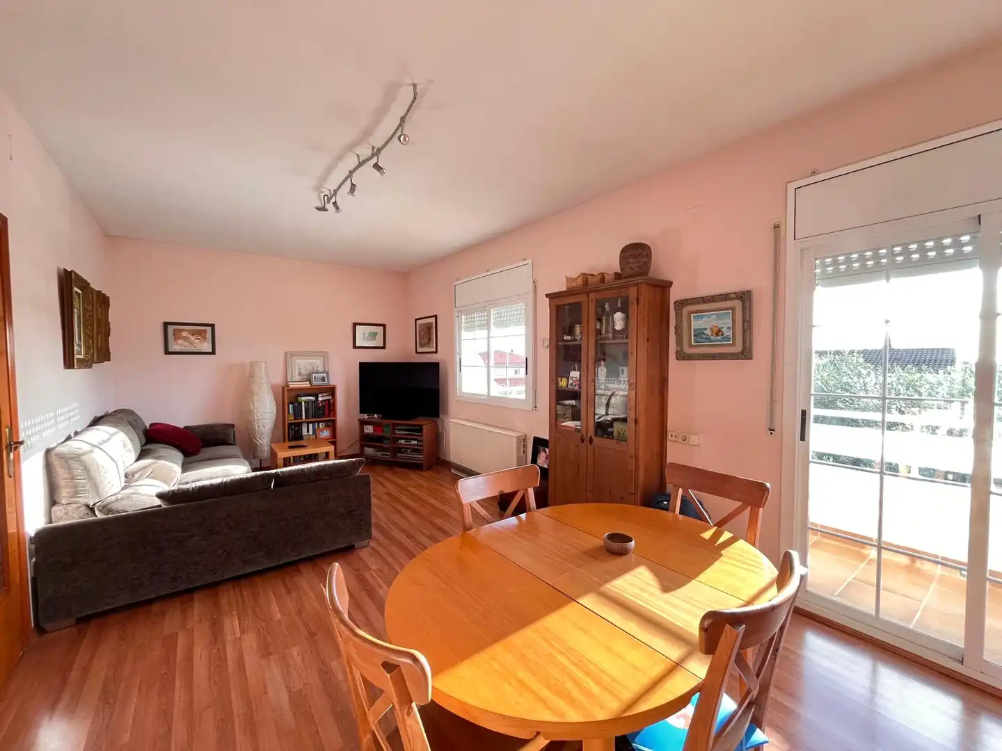 Sala de estar de Casa o chalet en venta en Vilanova i la Geltrú con Calefacción, Terraza y Piscina