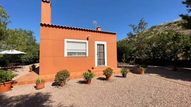 Vista exterior de Casa o xalet en venda en Agost amb Calefacció, Jardí privat i Terrassa