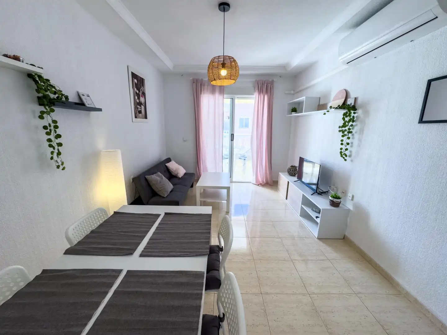 Sala d'estar de Apartament de lloguer en Torrevieja amb Aire condicionat, Calefacció i Terrassa