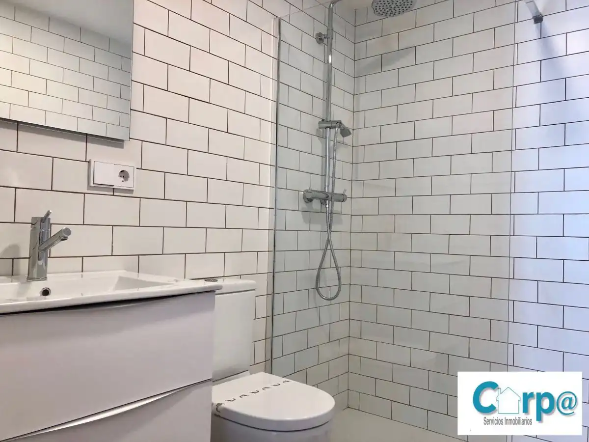 Baño de Piso de alquiler en  Pamplona / Iruña con Calefacción, Terraza y Amueblado