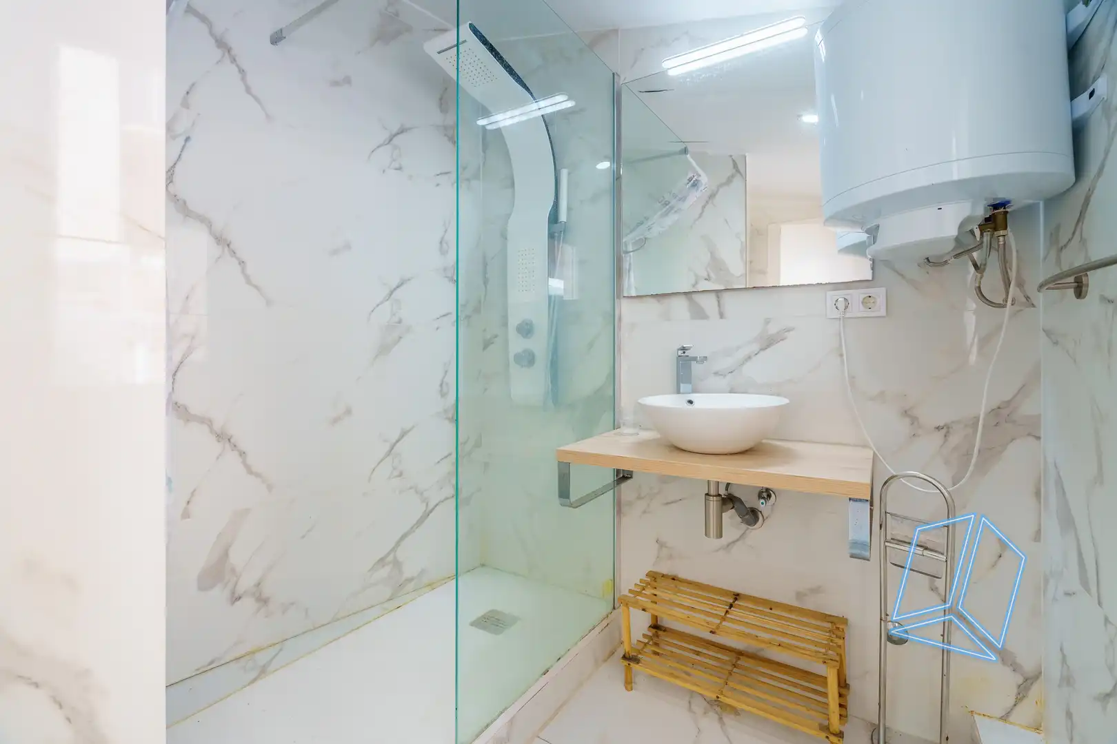 Badezimmer von Erdgeschoss zum Verkauf in Barcelona mit Terrasse
