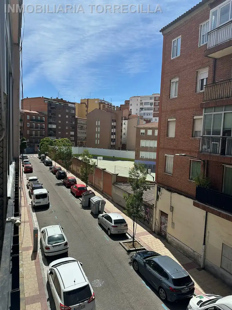 Vista exterior de Pis en venda en Valladolid amb Balcó