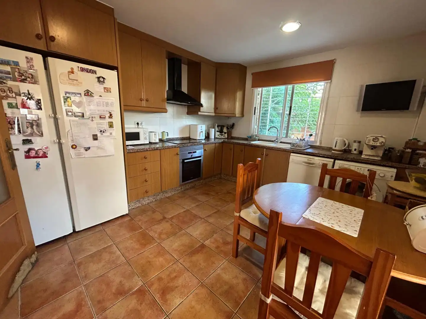Küche von Einfamilien-Reihenhaus zum Verkauf in Cullera mit Klimaanlage, Privatgarten und Terrasse