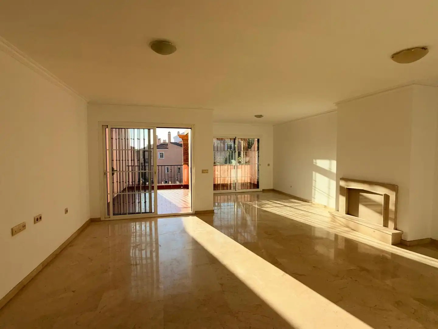 Vista exterior de Casa adosada en venta en Mijas con Jardín privado, Terraza y Trastero
