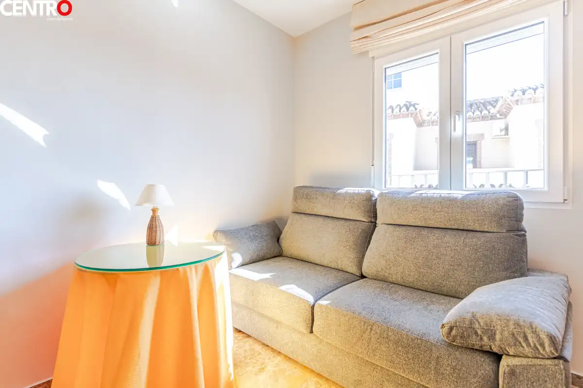 Sala de estar de Casa o chalet en venta en La Zubia con Aire acondicionado, Calefacción y Jardín privado