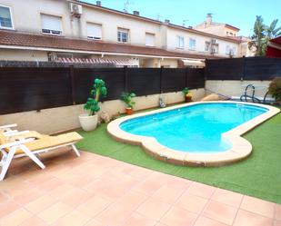 Swimming pool of Single-family semi-detached for sale in El Vendrell  with Air Conditioner, Heating and Private garden