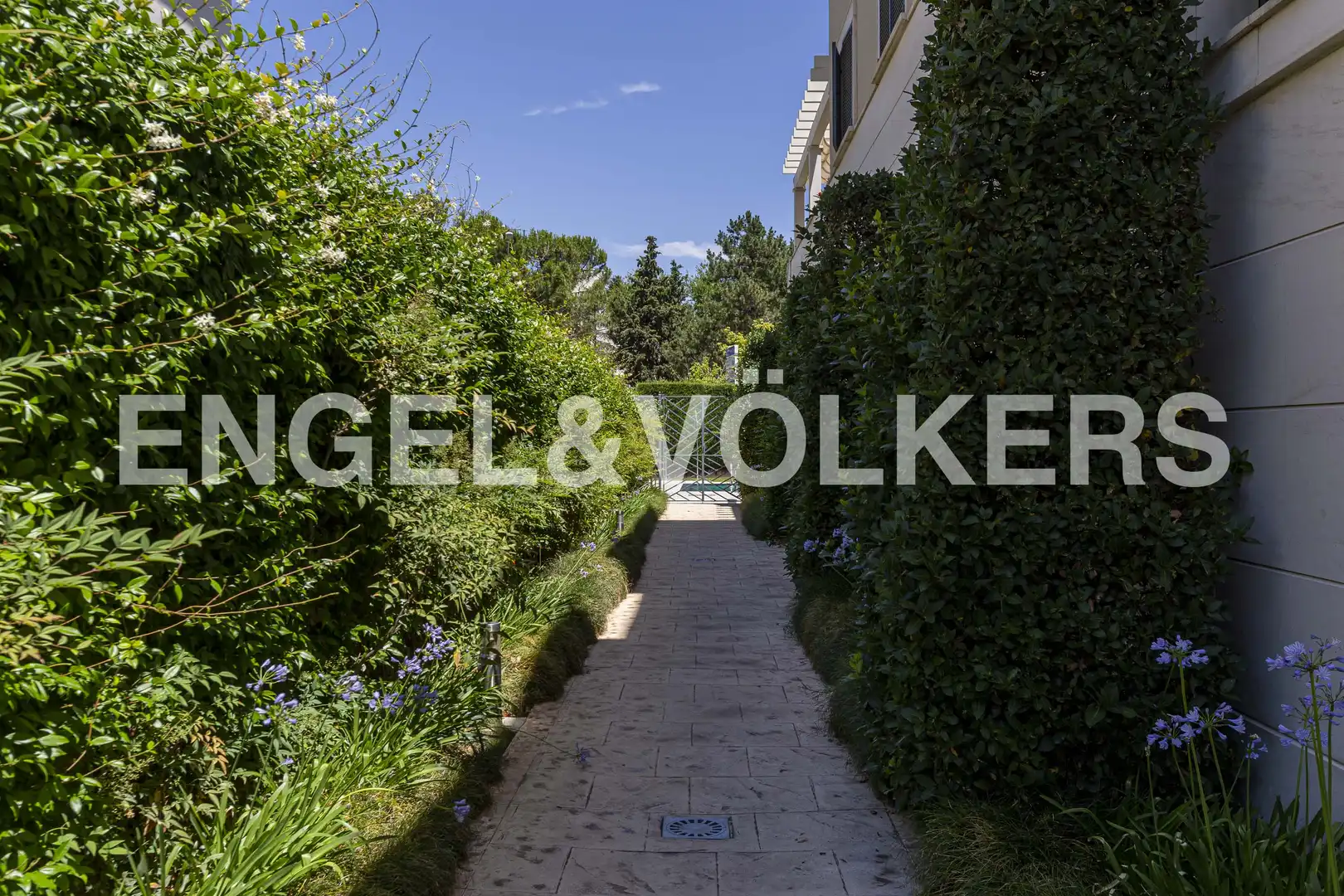 Vista exterior de Piso de alquiler en Madrid con Aire acondicionado, Calefacción y Piscina