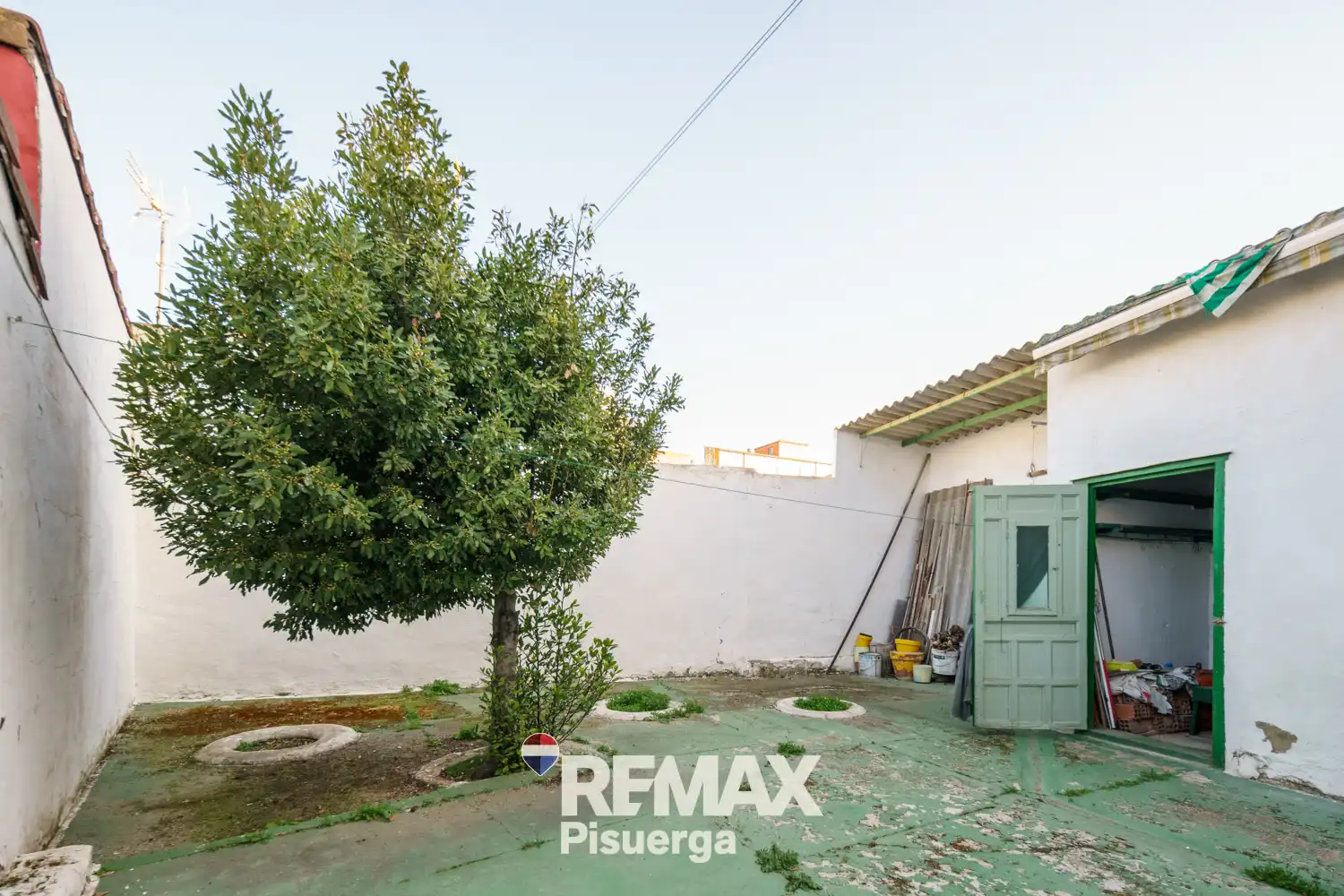 Vista exterior de Casa o xalet en venda en Venta de Baños amb Jardí privat, Terrassa i Traster