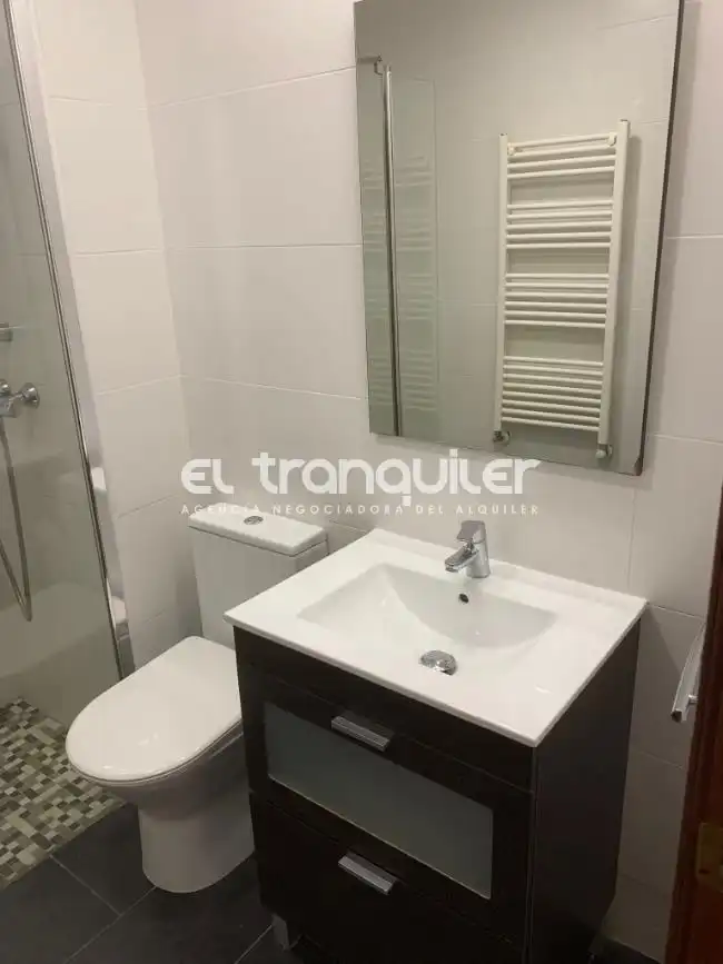 Badezimmer von Wohnung zur Miete in Madrid mit Terrasse, Möbliert und Waschmaschine