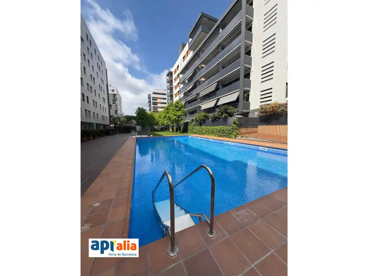 Piscina de Pis en venda en Sant Feliu de Llobregat amb Piscina comunitària