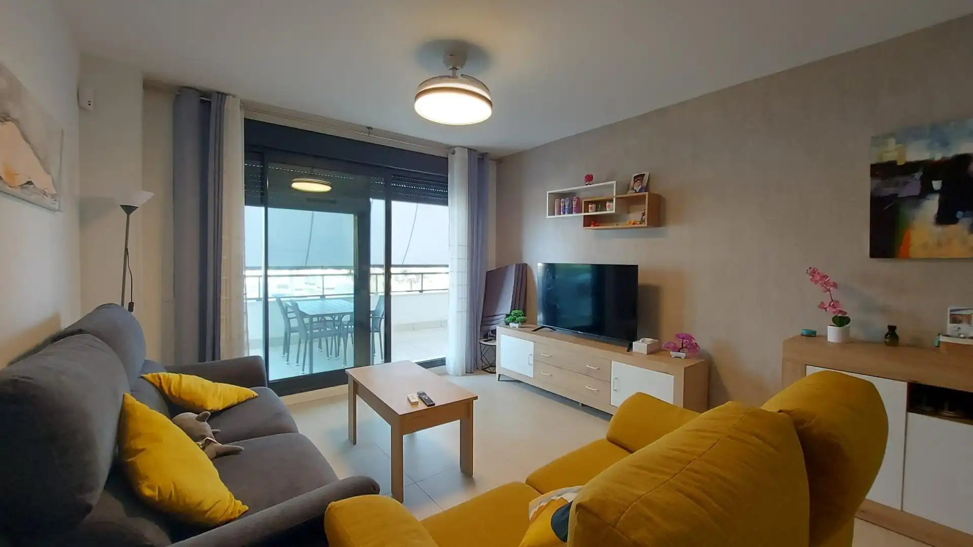 Sala d'estar de Apartament de lloguer en El Ejido amb Aire condicionat, Terrassa i Moblat