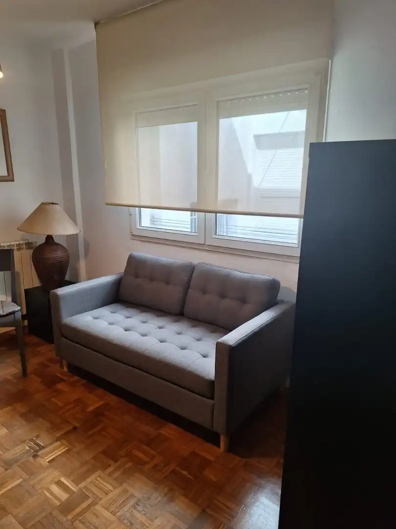 Sala d'estar de Pis de lloguer en Gijón  amb Calefacció, Parquet i Balcó