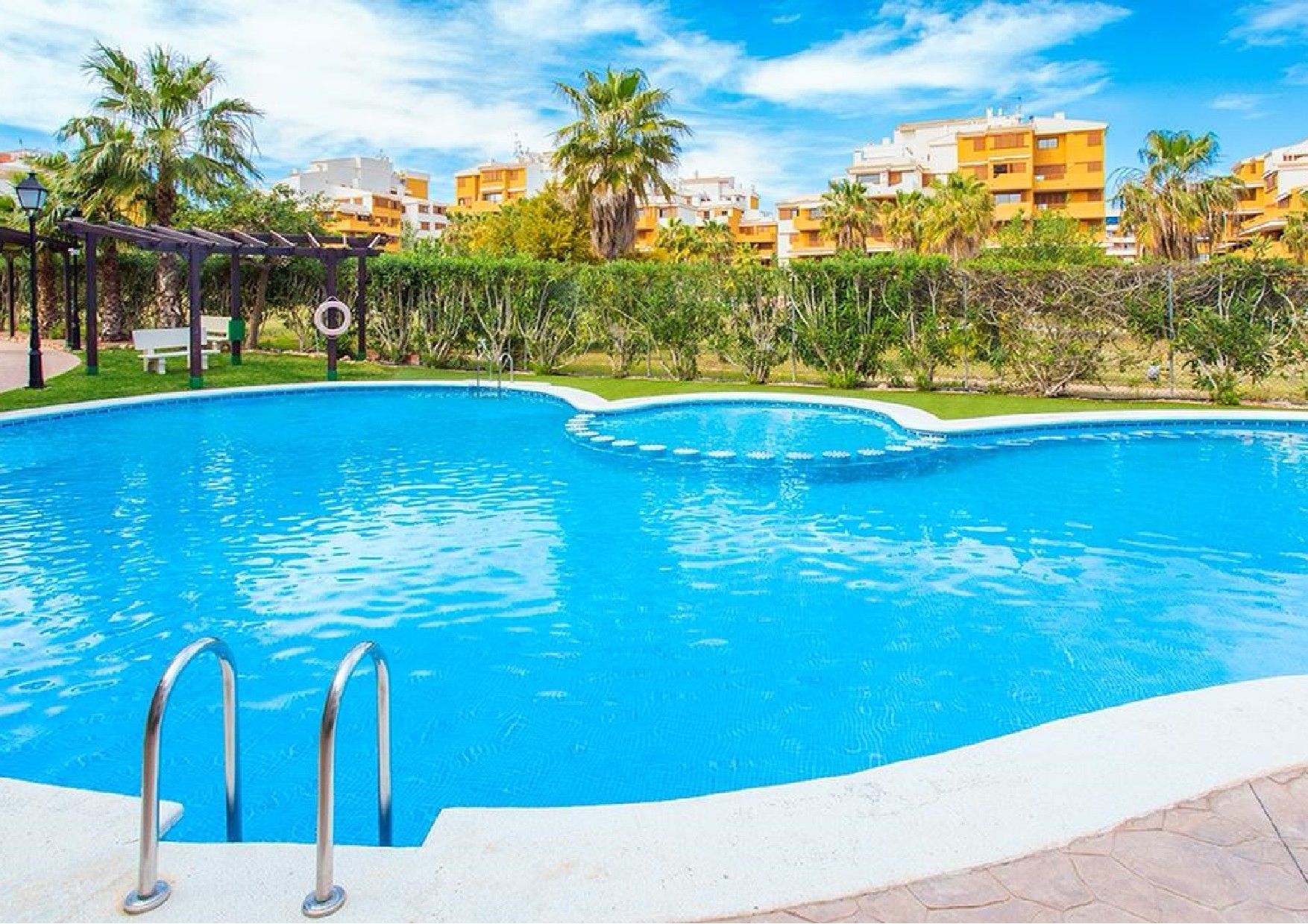Piscina de Apartament de lloguer en Torrevieja amb Calefacció, Terrassa i Piscina