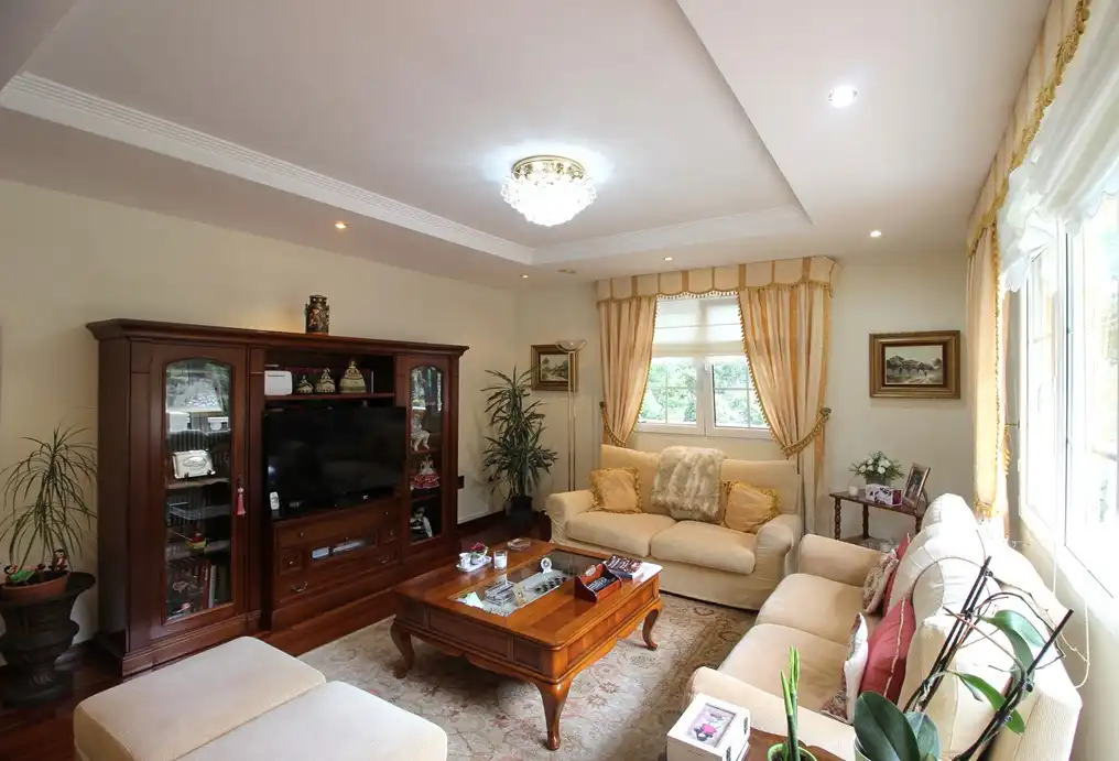 Sala de estar de Casa o chalet en venta en Parres con Piscina y Amueblado