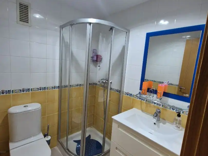 Badezimmer von Wohnung zur Miete in Dénia mit Klimaanlage, Heizung und Privatgarten