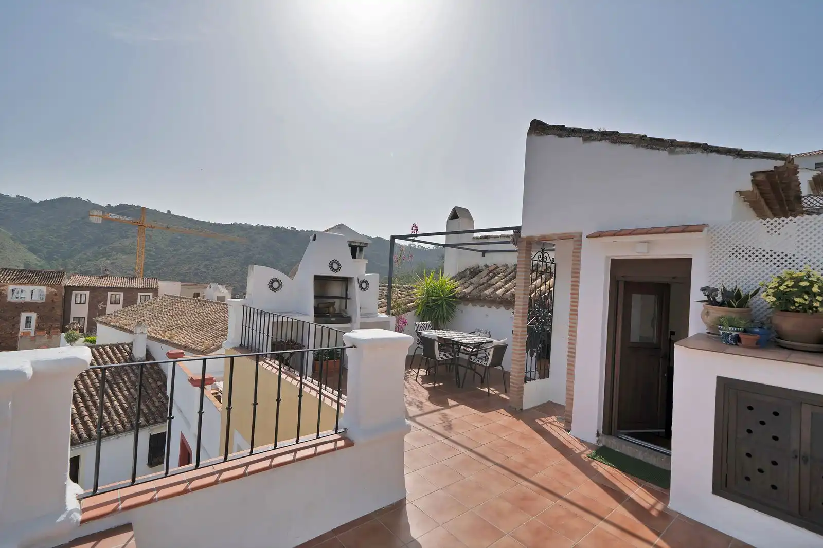 Vista exterior de Casa adosada en venda en Benahavís amb Traster i Moblat
