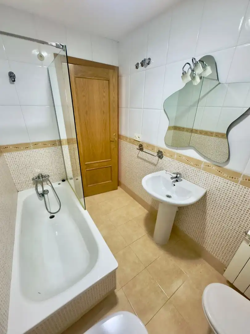 Badezimmer von Wohnung zum Verkauf in Valdepeñas mit Heizung, Parkett und Balkon