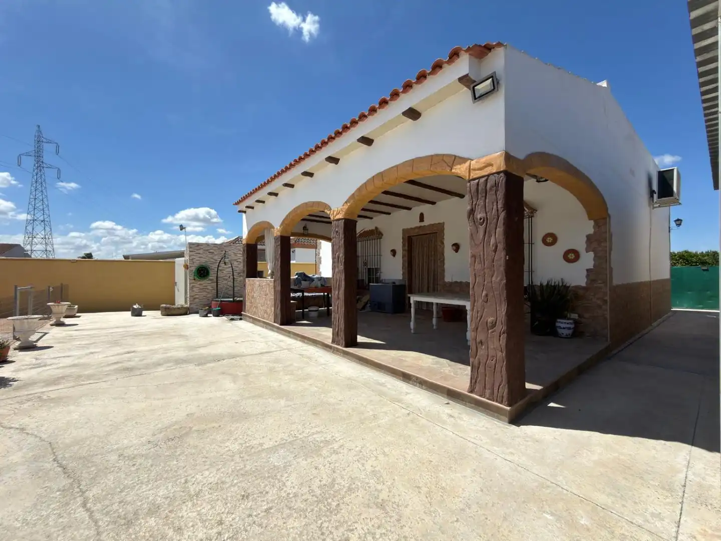 Vista exterior de Casa o xalet en venda en Los Palacios y Villafranca amb Piscina