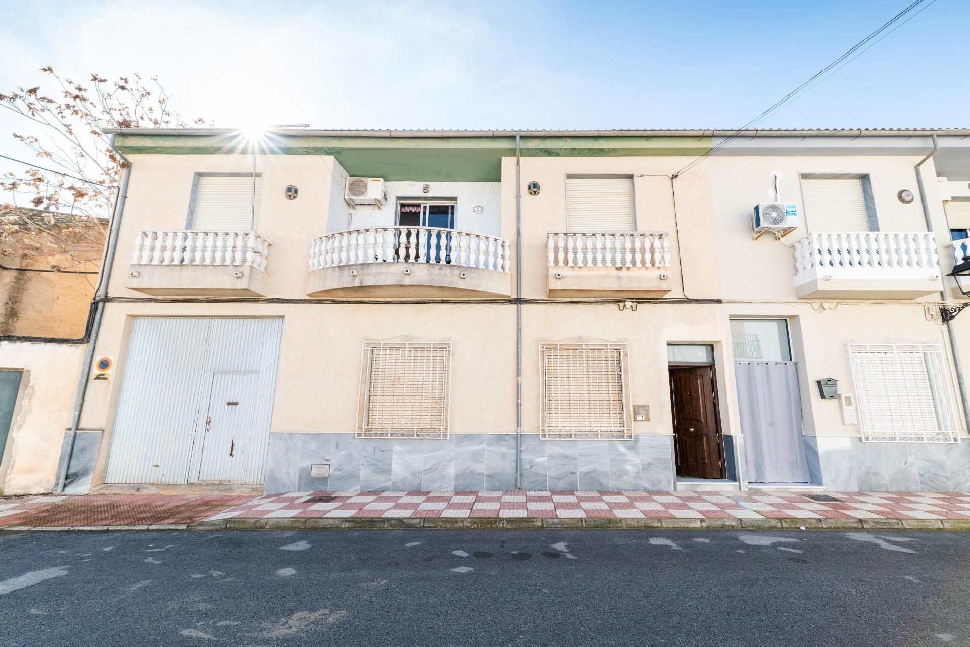 Vista exterior de Casa o xalet en venda en Valderrubio amb Terrassa i Balcó