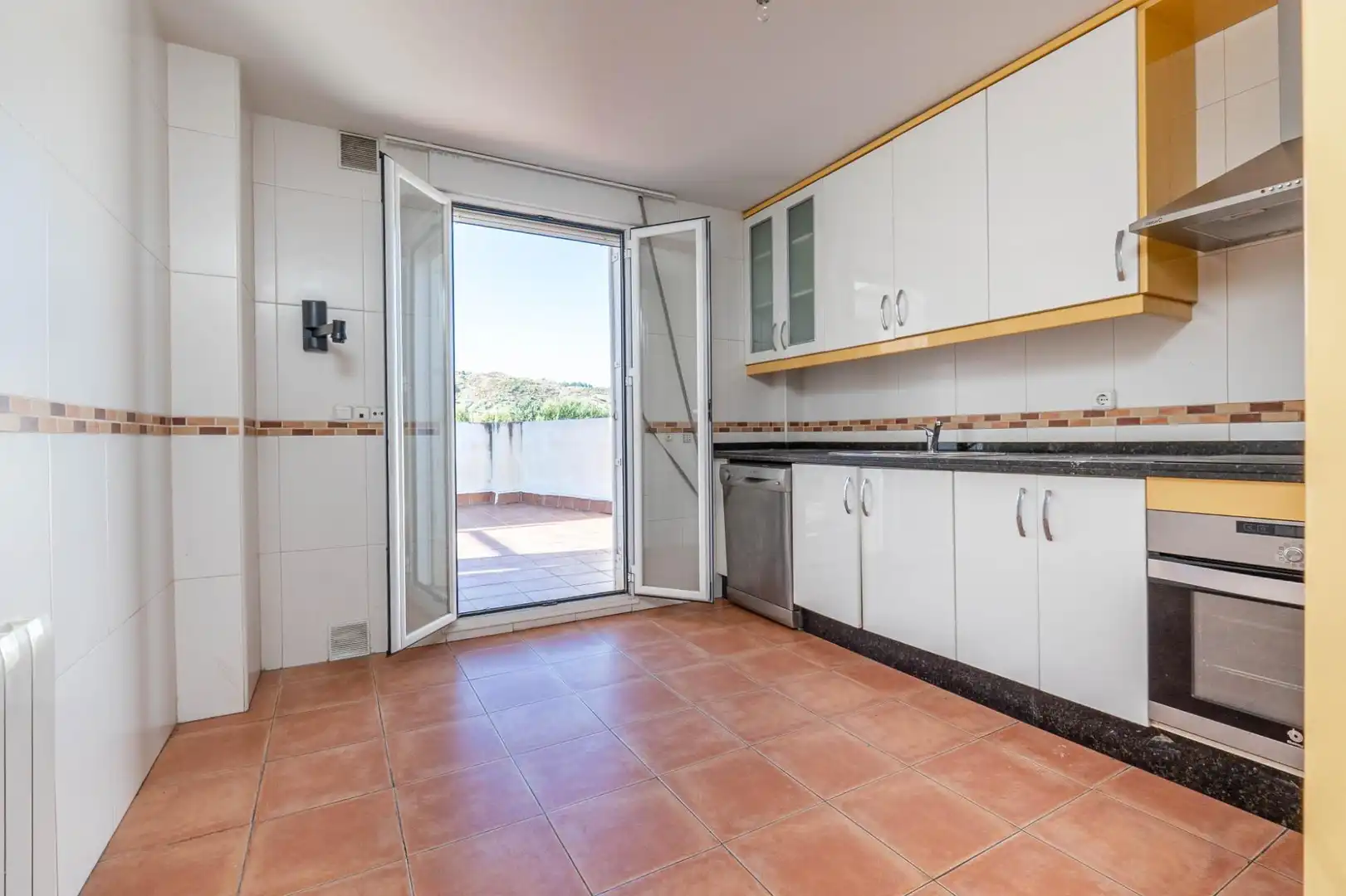 Cocina de Casa adosada en venta en Cenes de la Vega con Aire acondicionado, Calefacción y Jardín privado