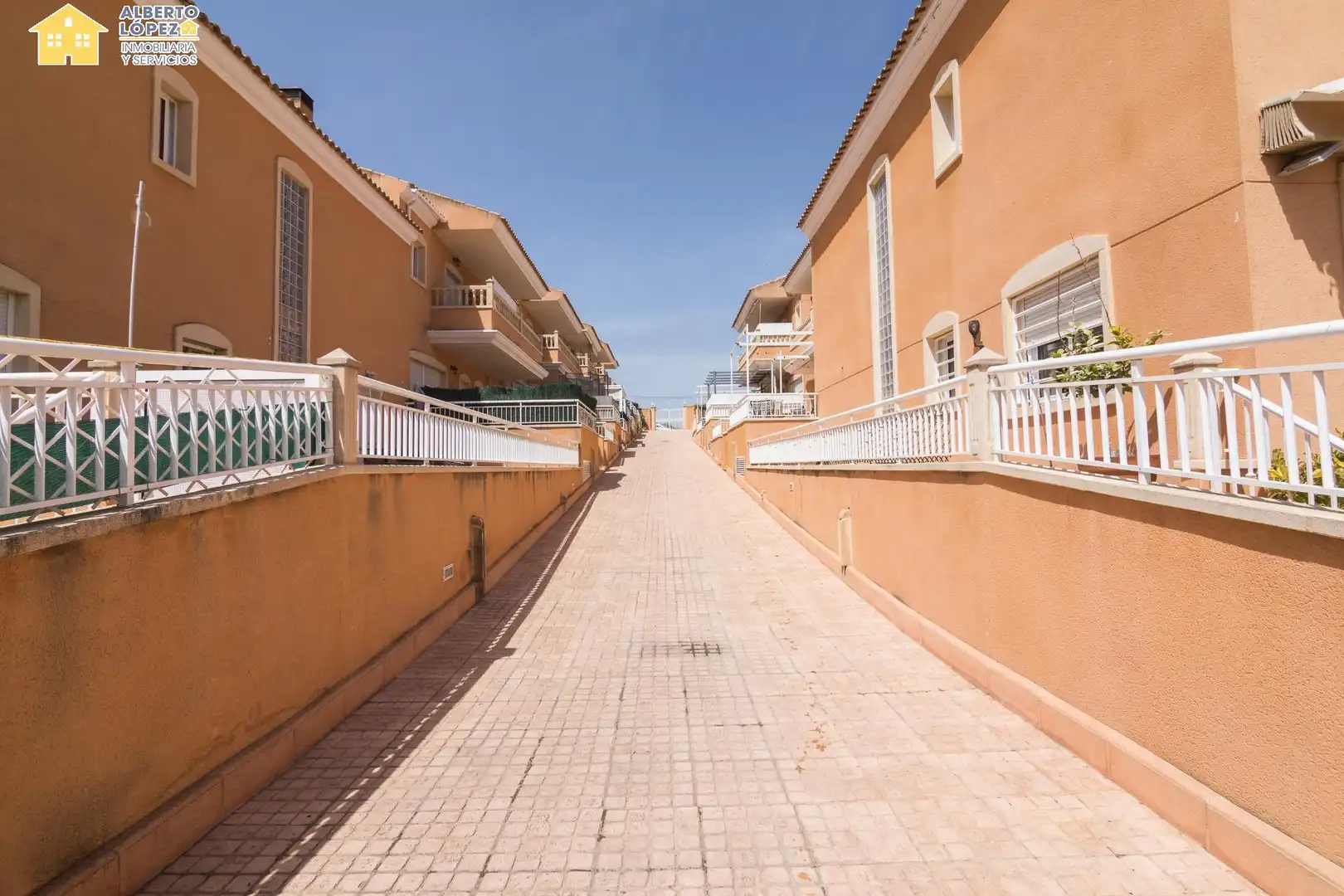 Vista exterior de Casa adosada en venta en Elche / Elx con Aire acondicionado, Calefacción y Balcón