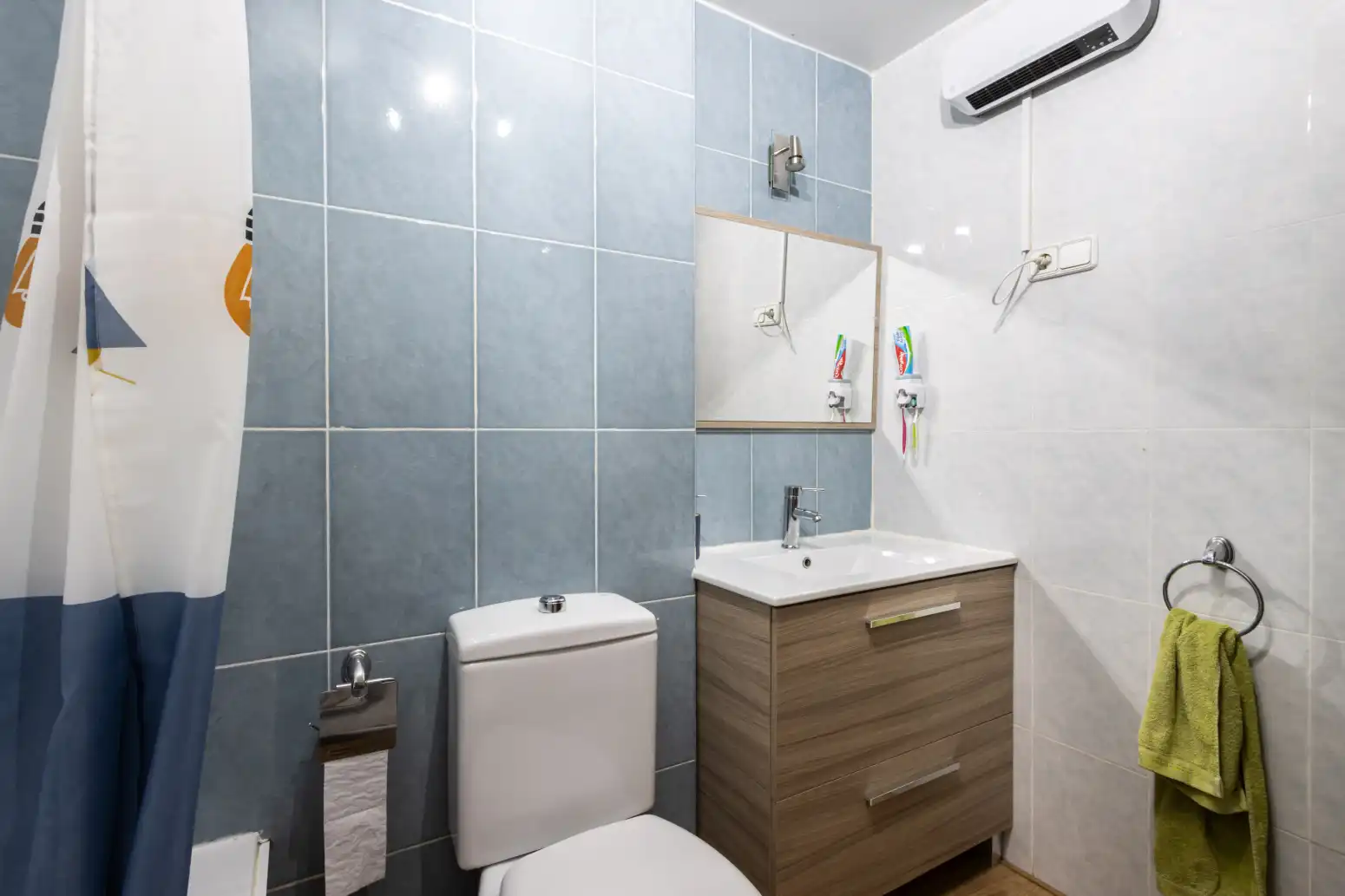 Bathroom of Flat for sale in Terrassa  with Air Conditioner, Heating and Parquet flooring