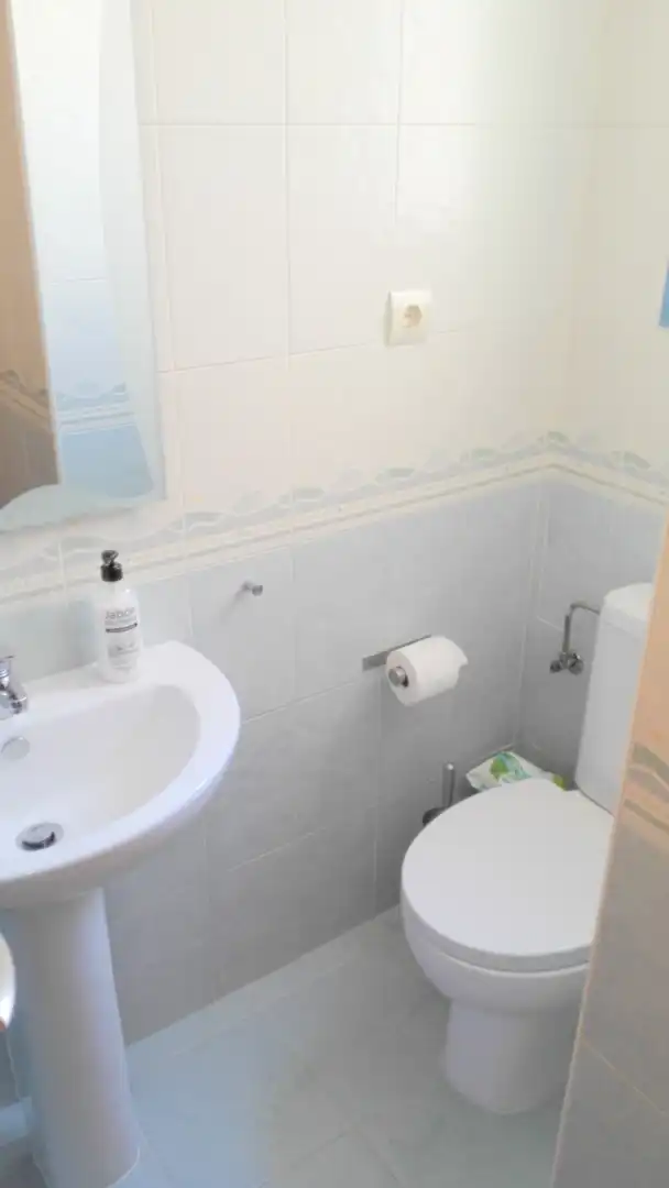 Baño de Ático de alquiler en Vélez-Málaga con Terraza, Piscina y Amueblado