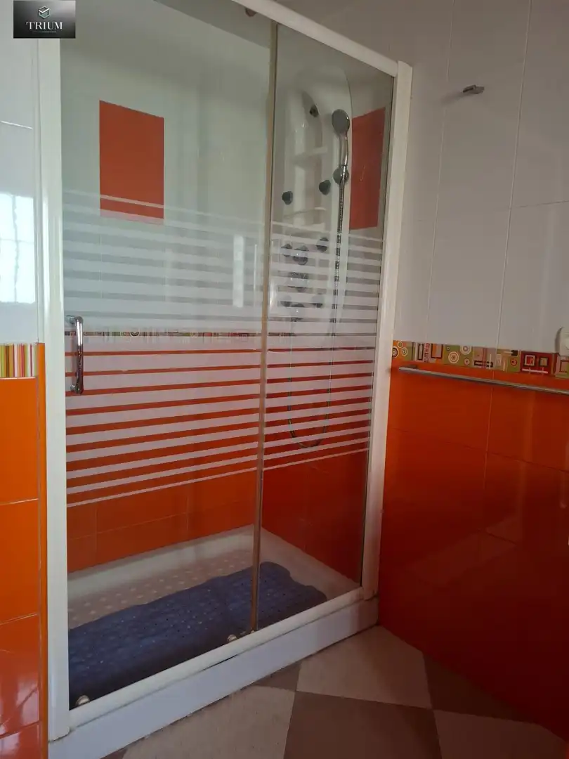 Badezimmer von Einfamilien-Reihenhaus zum Verkauf in Pinos Puente mit Klimaanlage