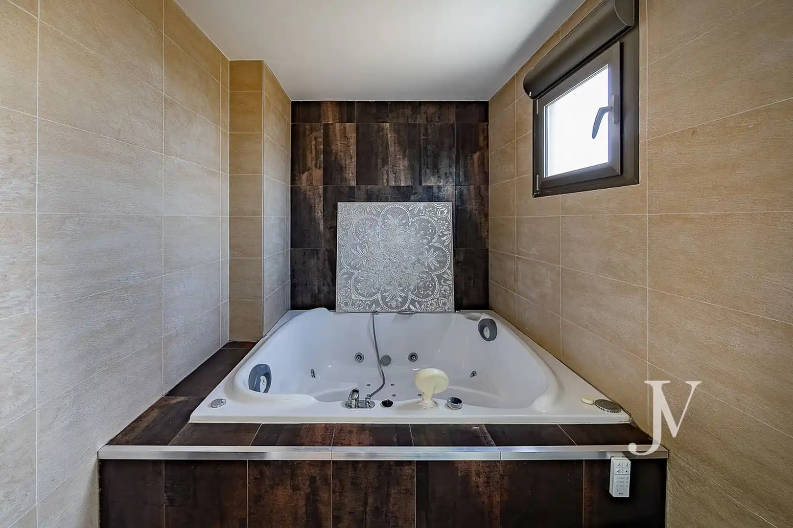 Badezimmer von Einfamilien-Reihenhaus zum Verkauf in Pozuelo de Alarcón mit Klimaanlage, Heizung und Privatgarten