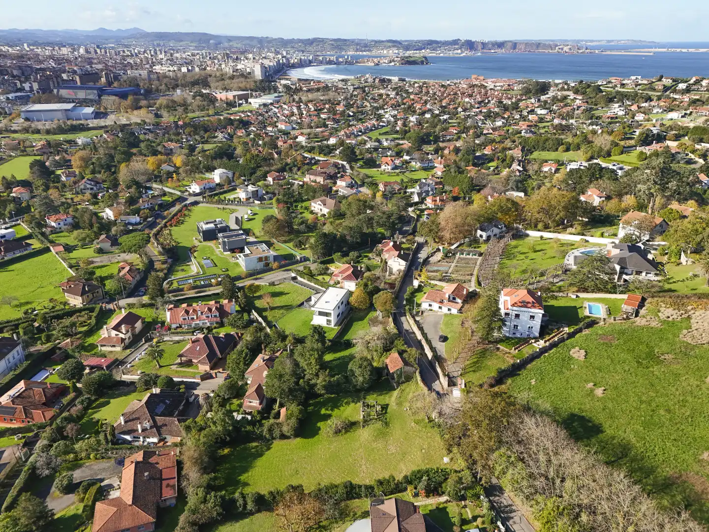 Vista exterior de Casa o xalet en venda en Gijón  amb Calefacció, Jardí privat i Parquet