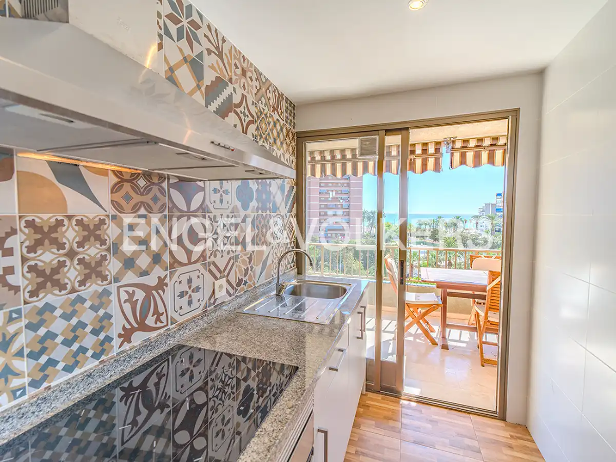 Cocina de Apartamento en venta en Alicante / Alacant con Calefacción y Terraza
