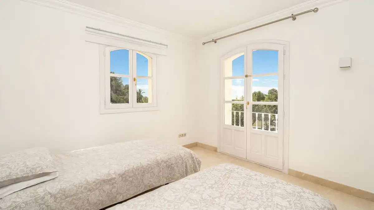 Schlafzimmer von Einfamilien-Reihenhaus zum Verkauf in Benahavís mit Klimaanlage, Terrasse und Gemeinschaftspool