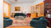 Sala d'estar de Pis en venda en  Madrid Capital amb Calefacció, Parquet i Moblat