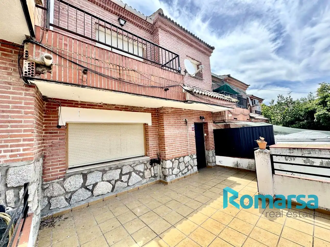 Vista exterior de Casa adosada en venda en Cebreros amb Calefacció, Jardí privat i Terrassa