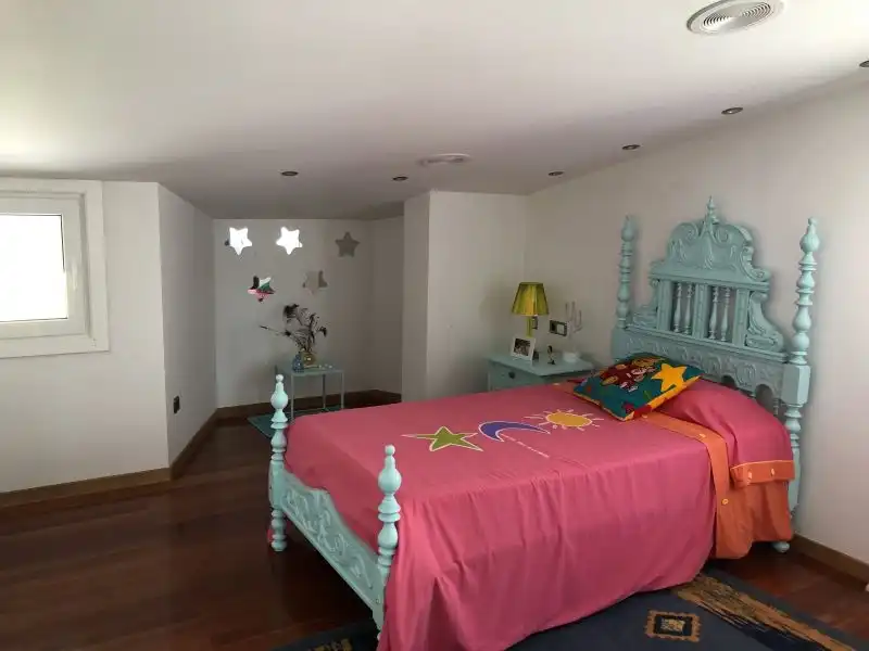 Dormitori de Casa o xalet en venda en Santiago de Compostela  amb Aire condicionat, Calefacció i Terrassa