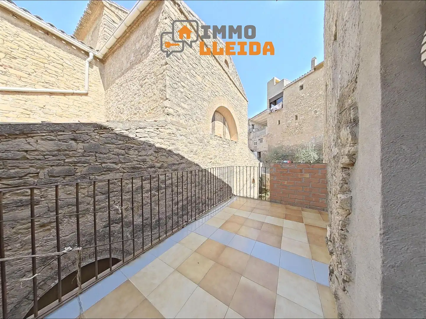 Vista exterior de Casa adosada en venda en Vallbona de Les Monges amb Terrassa, Traster i Moblat